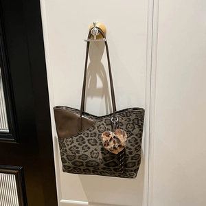 Retro shopper met luipaardprint, grote capaciteit en pluche hartjeshanger