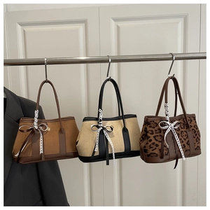 Detailed comparison of three stylish tote bags including leopard print and ribbon accents