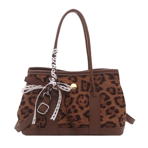 Borsa a tracolla vintage leopardata con fibbia dorata e fiocco decorativo in pizzo bianco