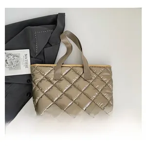 Détail du sac cabas matelassé or champagne avec reflets métalliques et coutures losanges