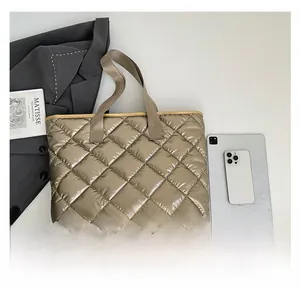 Sac fourre-tout matelassé métallisé avec iPad et livres pour un style chic