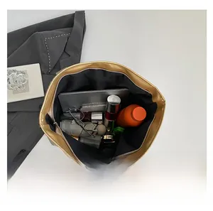Intérieur spacieux du sac cabas avec capacité pour ordinateur et cosmétiques