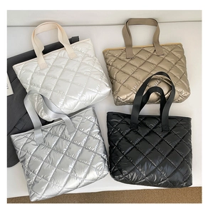 Sacs cabas matelassés en blanc, champagne, argent et noir avec motifs de losanges