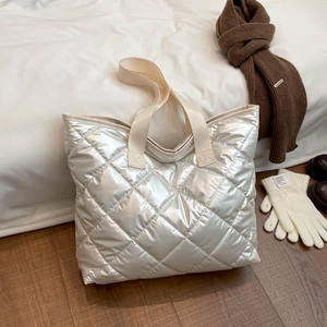 Sac fourre-tout matelassé argent champagne à grande capacité et texture bouffante
