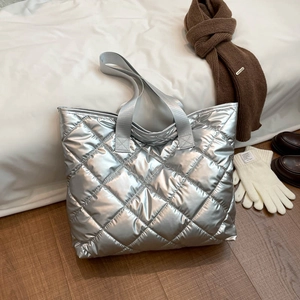 Damen Große Kapazität Gesteppte Tote Bag Leichte Metallische Stoff Gepolsterte Umhängetasche Einfarbig Winter Casual Handtasche