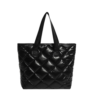 Sac fourre-tout matelassé noir brillant avec surpiqûres losanges et anses nylon