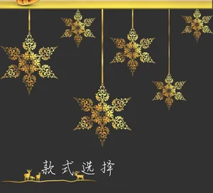 Détail de flocons de neige dorés de luxe avec motifs baroques sur fond gris foncé