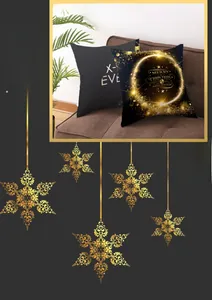 Détail de housses de coussin de Noël en peau de pêche avec texte doré imprimé