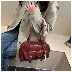 Rote Lackleder-Tasche in Boston-Form mit Schnallentaschen und Perlen-Anhänger