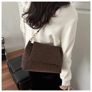 Detail of leopard print shoulder bag with matte finish and gold chain strap