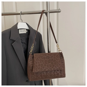 Detail of the leopard print shoulder bag with gold chain strap and matte texture