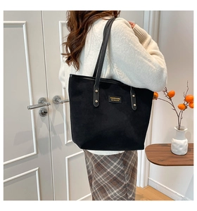 Bolso tote de ante sintético negro con correas de cuero y remaches dorados para mujer