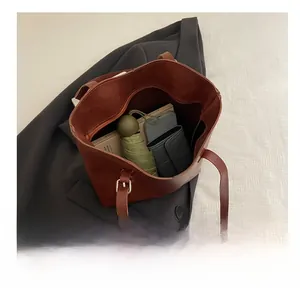 Vista interna della borsa tote in pelle marrone che mostra la capienza per oggetti