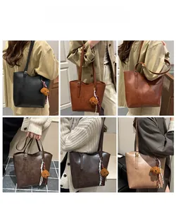 Collage di borse tote chic in sei colori con ciondoli a orsetto e sciarpe a righe