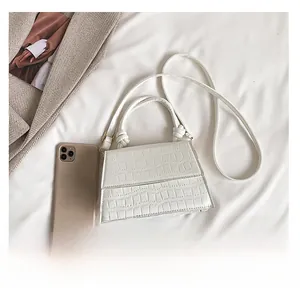 Sac blanc à motif croco avec doubles anses et smartphone pour comparer les dimensions