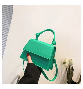 Détail du mini sac à main vert vif gaufré crocodile avec poignée décorative nouée