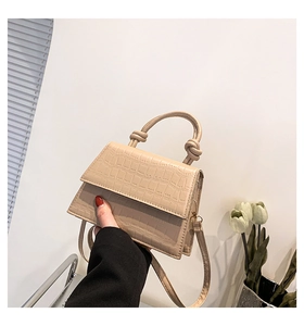 Vue détaillée du mini sac beige effet croco avec poignée torsadée et bandoulière