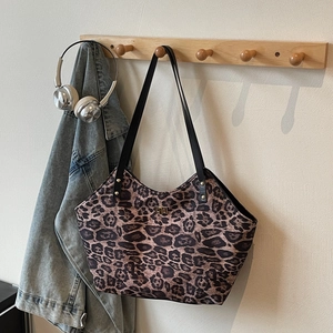 Retro leopard print tote bag with black straps and gold lock, large capacity for daily use