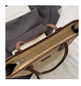 Détail du sac fourre-tout kaki avec fermeture à glissière et intérieur spacieux