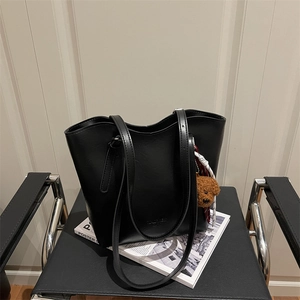 Borsa tote classica in pelle nera con doppi manici e ciondolo a forma di orsetto