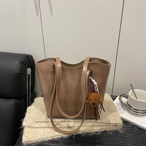 Borsa tote retrò color terra con ciondolo a orsetto su morbido tessuto morbido