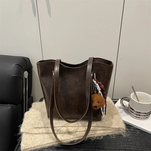 Borsa tote retrò in pelle PU marrone con tracolla e ciondolo a forma di orso