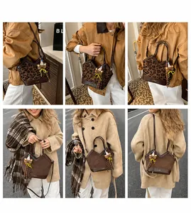 Details einer Tragetasche mit Leopardenmuster und brauner Beuteltasche mit Bärenanhänger