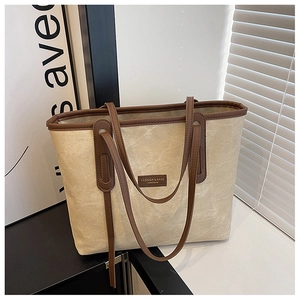 Détail du sac cabas en toile avec garniture en cuir marron et texte Fashion & Bags