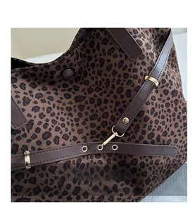 Détail du sac cabas à imprimé léopard avec bandoulière en cuir et finitions métalliques