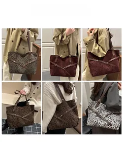 Collage de quatre sacs fourre-tout léopard avec anses en cuir portés par un mannequin