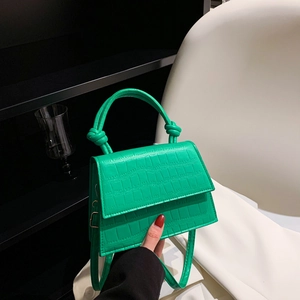 Mini sac à main vert vif à motif crocodile avec poignées supérieures à double nœud