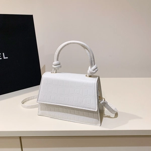 Sac à main trapèze blanc minimaliste motif crocodile avec poignée nouée et détails dorés