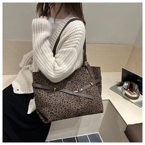 Détail du sac cabas léopard avec boucle en cuir croisée et texture en toile épaisse