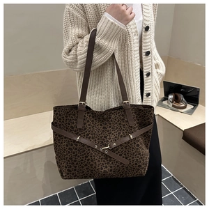 Vue détaillée du sac cabas léopard avec boucle métallique et texture en toile durable