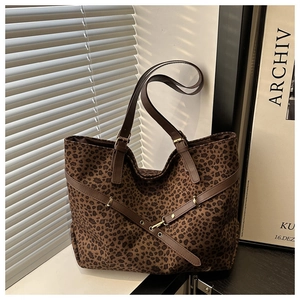 Détail du cabas imprimé léopard avec sangles en cuir marron et boucle en métal dorée