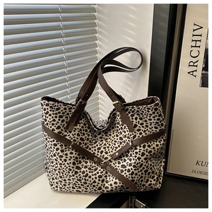 Détails du sac cabas léopard avec lanières en cuir et boucles en métal doré