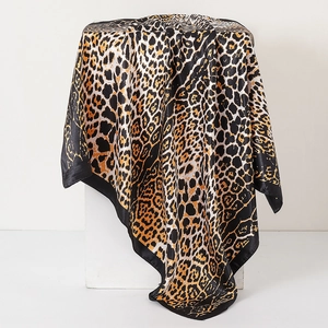 Pañuelo de seda satinada con estampado de leopardo y bordes negros en soporte