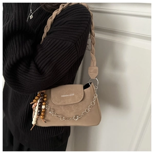 Borsa a tracolla kaki con tracolla intrecciata, catena in metallo e perline in legno