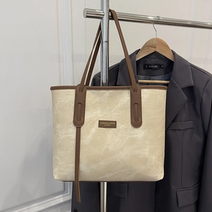 Grand sac cabas en toile beige avec poignées et finitions en cuir marron pour le quotidien
