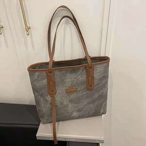 Grand sac fourre-tout en toile grise avec anses en cuir marron pour le trajet quotidien