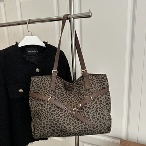 Sac cabas léopard rétro avec lanières en cuir marron et détails de boucle dorée