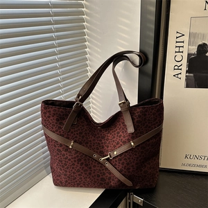 Sac fourre-tout léopard rouge foncé en toile avec anses en cuir et boucles