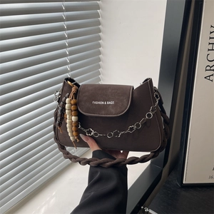 Borsa a tracolla vintage marrone scuro opaca con ciondolo a catena di perline