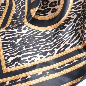 Sciarpa di seta satinata con stampa leopardata e motivi a catena d'oro con drappeggio
