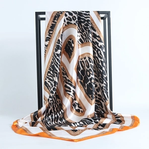 Foulard quadrato in raso con stampa leopardata e catena dorata con bordo arancione