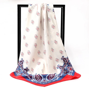 Klassisches Seidenhalstuch mit Paisleymuster und rot-blauem Rand auf einem Display-Ständer