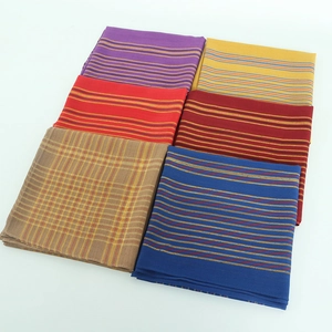 Vue détaillée de foulards en coton avec fil doré dans diverses couleurs et motifs variés