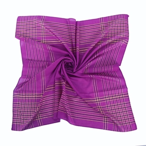 Détail du foulard en coton violet avec fils dorés tissés et motifs à petits carreaux