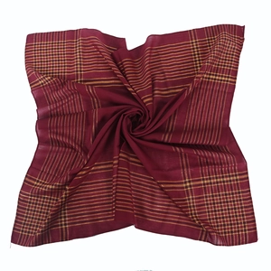 Vue détaillée d'un foulard bordeaux en coton avec fils dorés et texture fluide douce