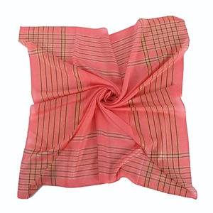 Détails du châle en coton rose avec des fils métalliques dorés sur fond blanc